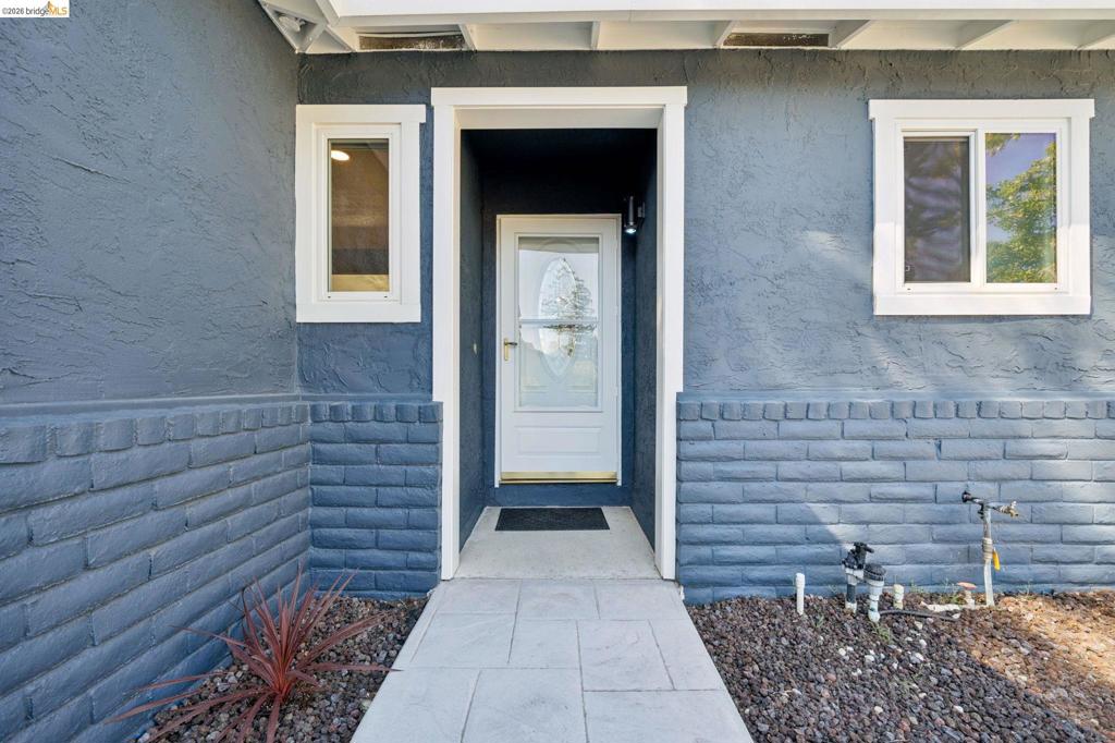 1055 Fox Meadow Way Property Photo 2