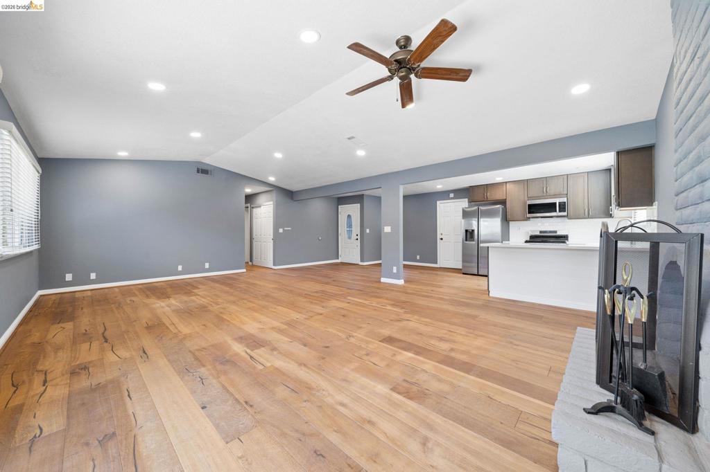 1055 Fox Meadow Way Property Photo 3