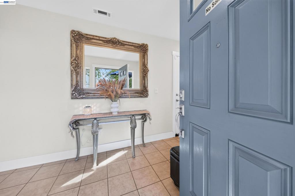 908 Arietta Dr Property Photo 3