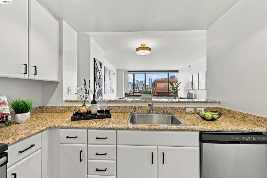 260 King Street 909 Property Photo 6