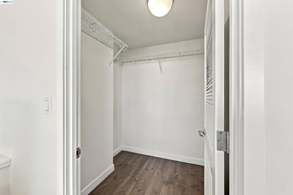 260 King Street 909 Property Photo 17