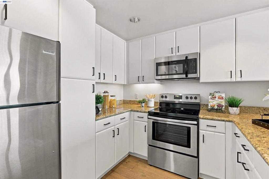 260 King Street 909 Property Photo 18