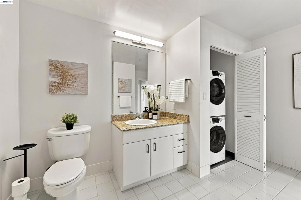 260 King Street 909 Property Photo 20