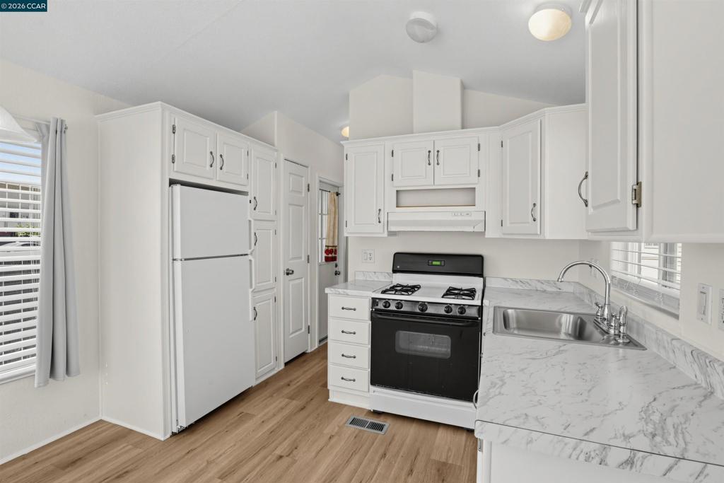 1468 Grand Avenue Property Photo 9