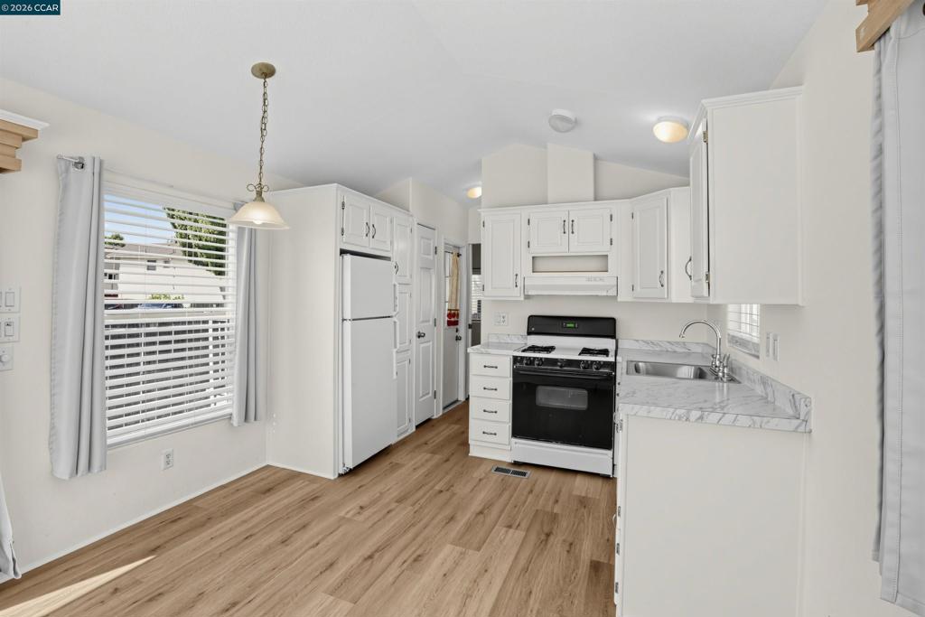 1468 Grand Avenue Property Photo 10