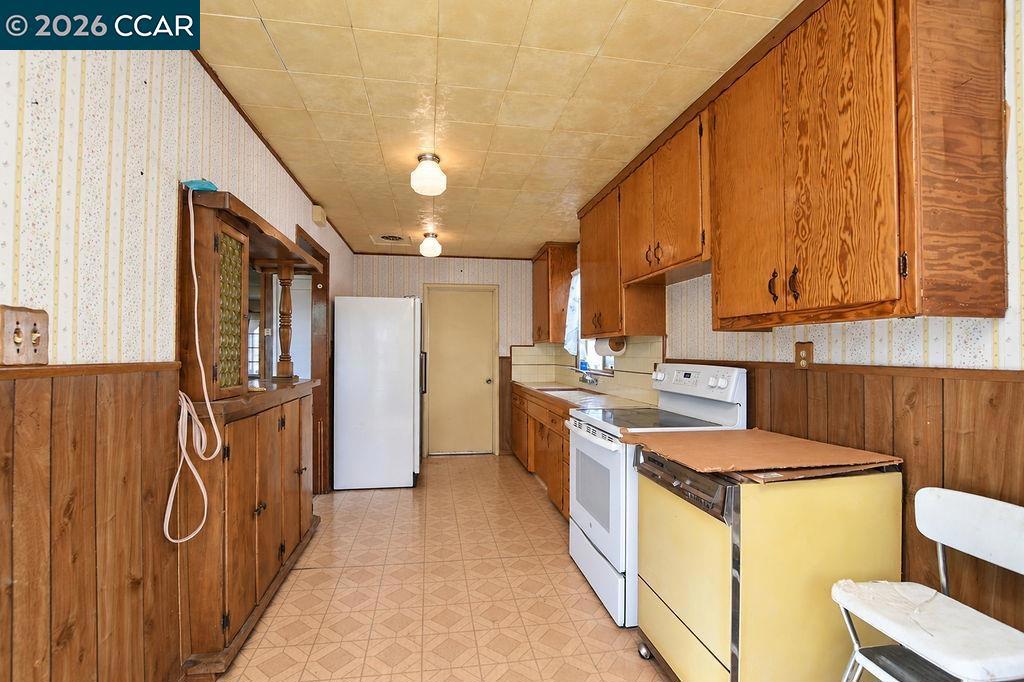 2025 Woodland Dr Property Photo 8