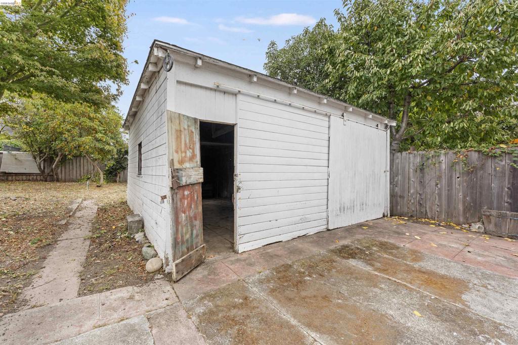 1924 Ward St Property Photo 39