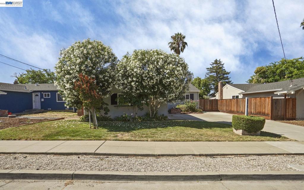 2765 Kennedy St Property Photo 2