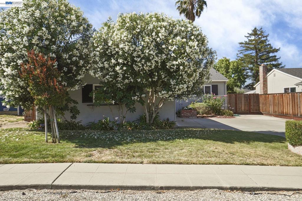 2765 Kennedy St Property Photo 3