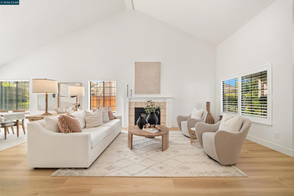 40 Saint Tropez Ct Property Photo 1