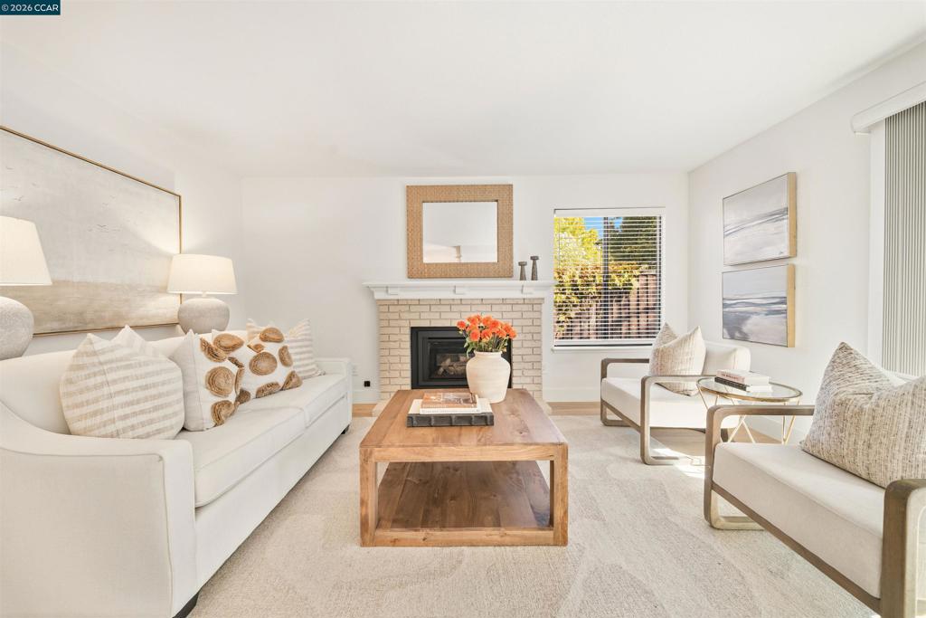 40 Saint Tropez Ct Property Photo 3