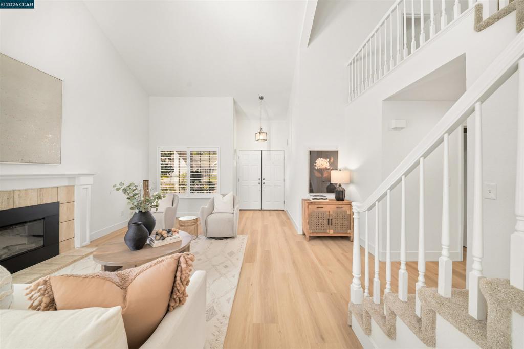 40 Saint Tropez Ct Property Photo 9