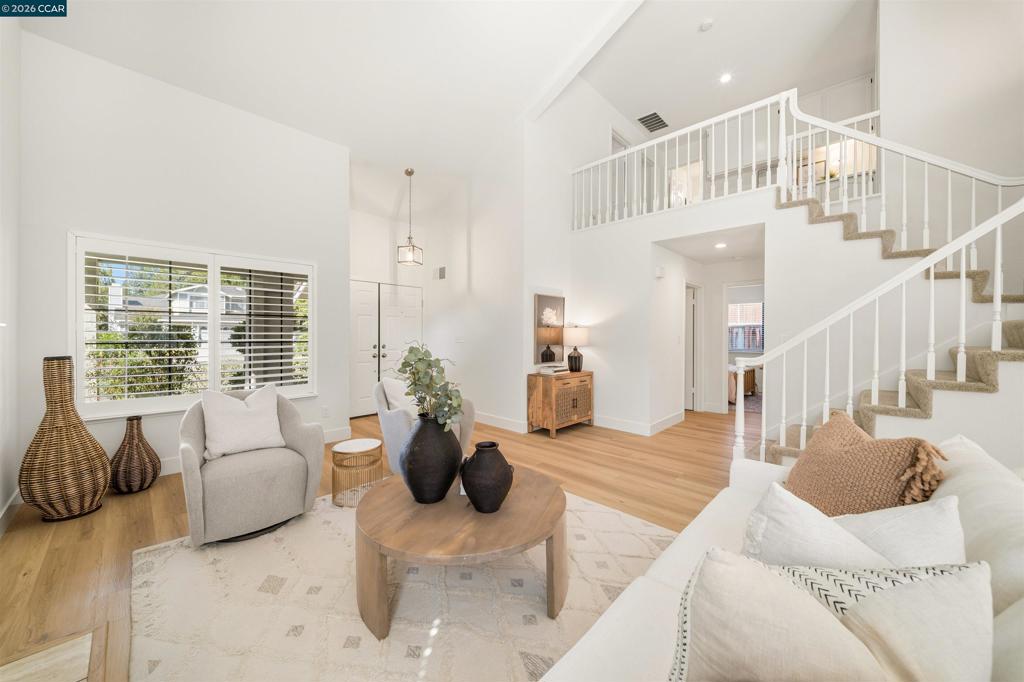 40 Saint Tropez Ct Property Photo 12