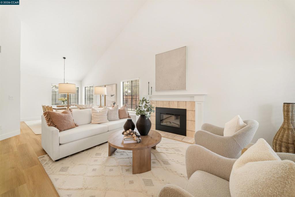 40 Saint Tropez Ct Property Photo 13