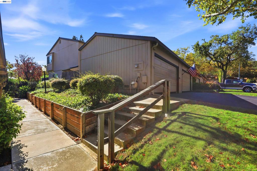 1889 Cannon Dr Property Photo 4