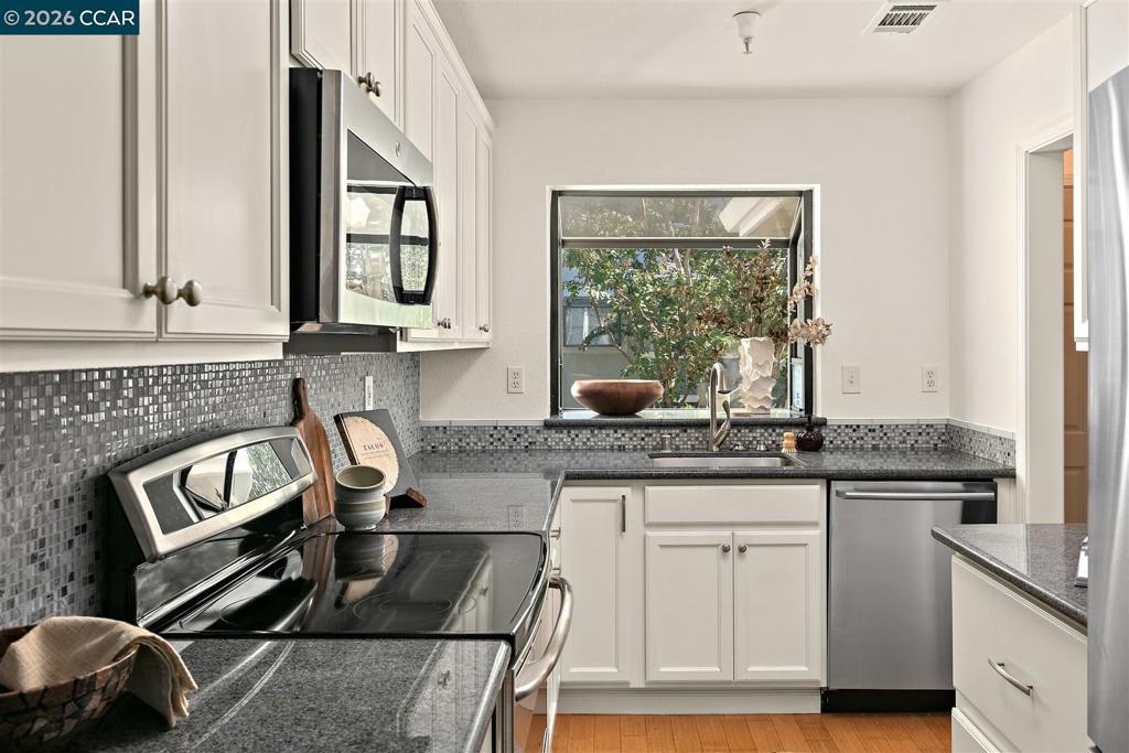 2596 Oak Rd 275 Property Photo 14