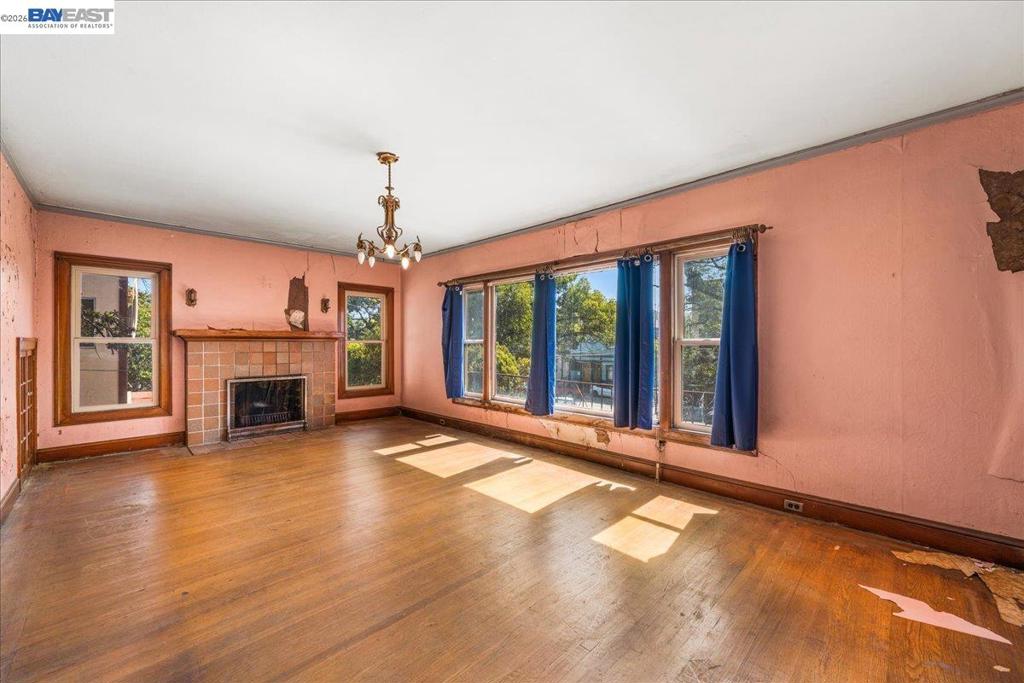 473 Crescent St Property Photo 4