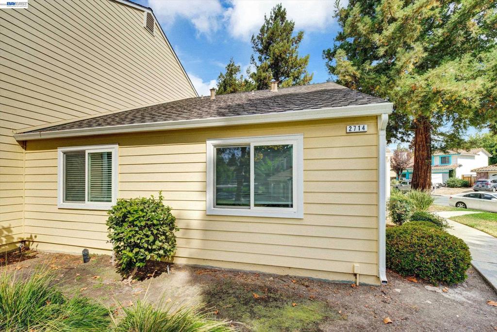 2714 Harvest Ln Property Photo 2