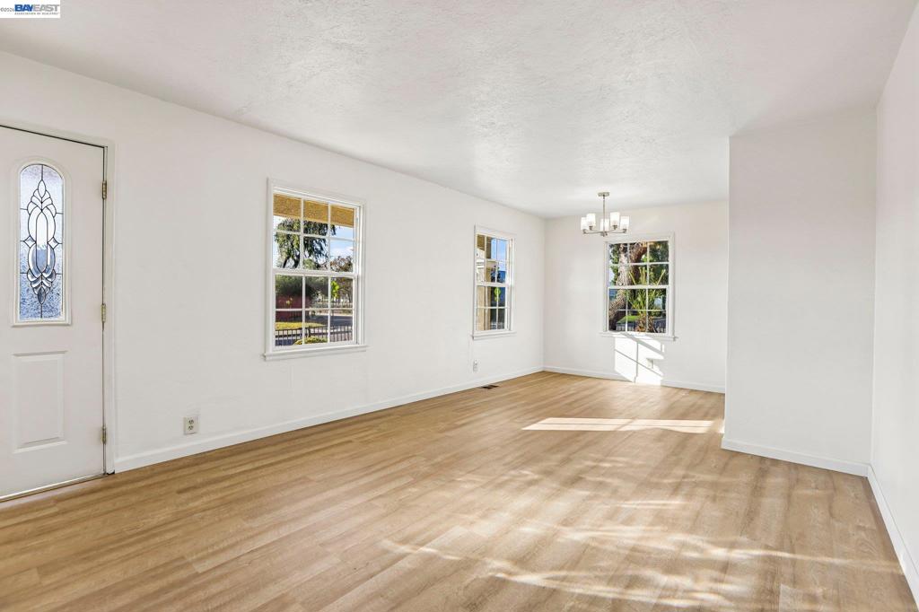 484 Phelps St Property Photo 3
