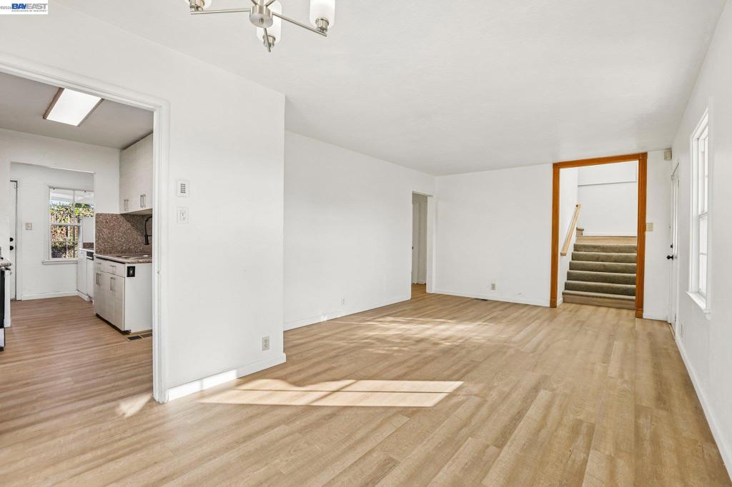 484 Phelps St Property Photo 6