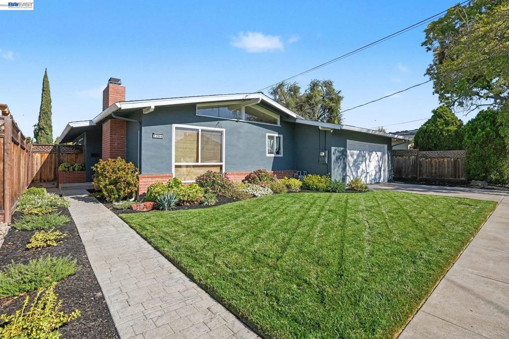 1264 Pine St Property Photo 2