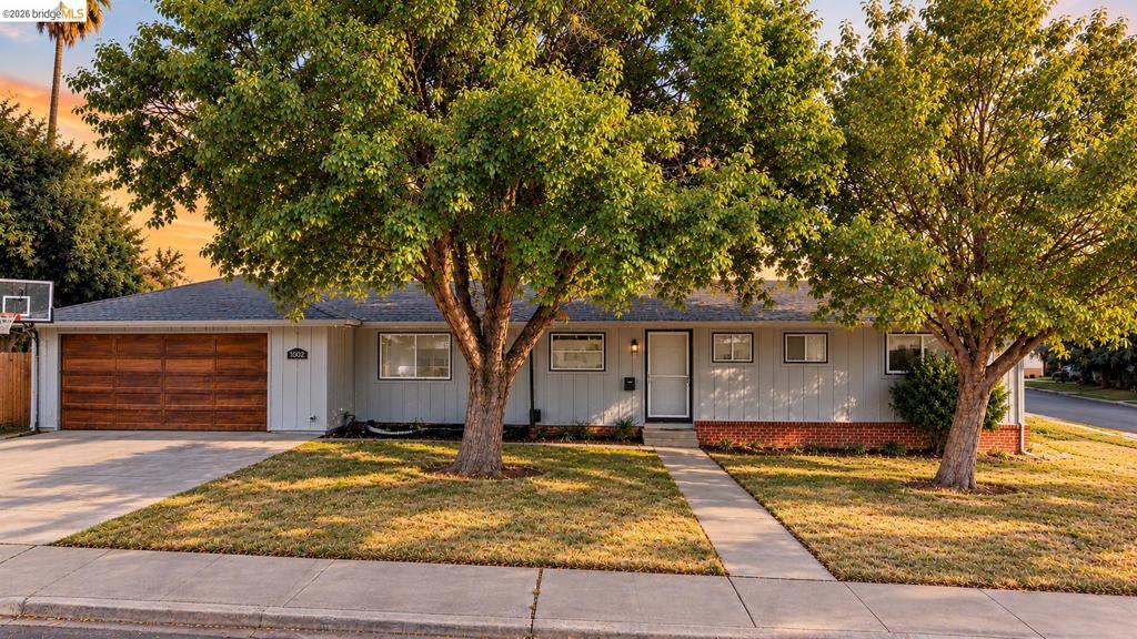 1002 Hillside Ter Property Photo 1