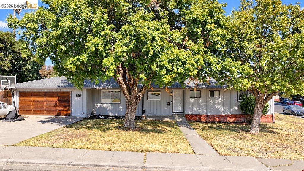 1002 Hillside Ter Property Photo 2
