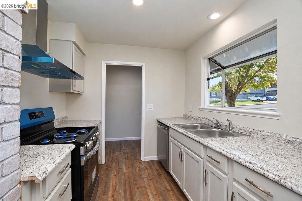 1002 Hillside Ter Property Photo 11