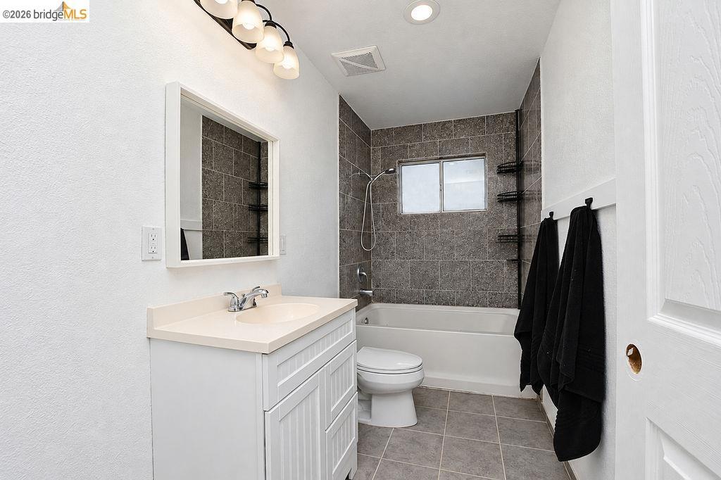 1002 Hillside Ter Property Photo 14