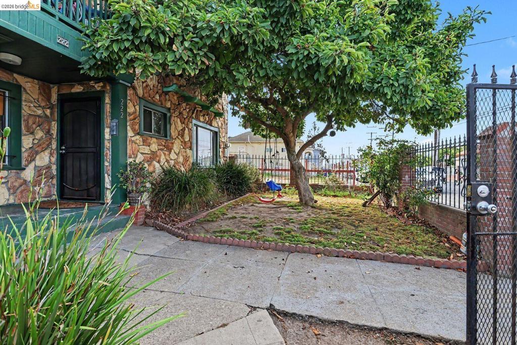 222 4th St Property Photo 3