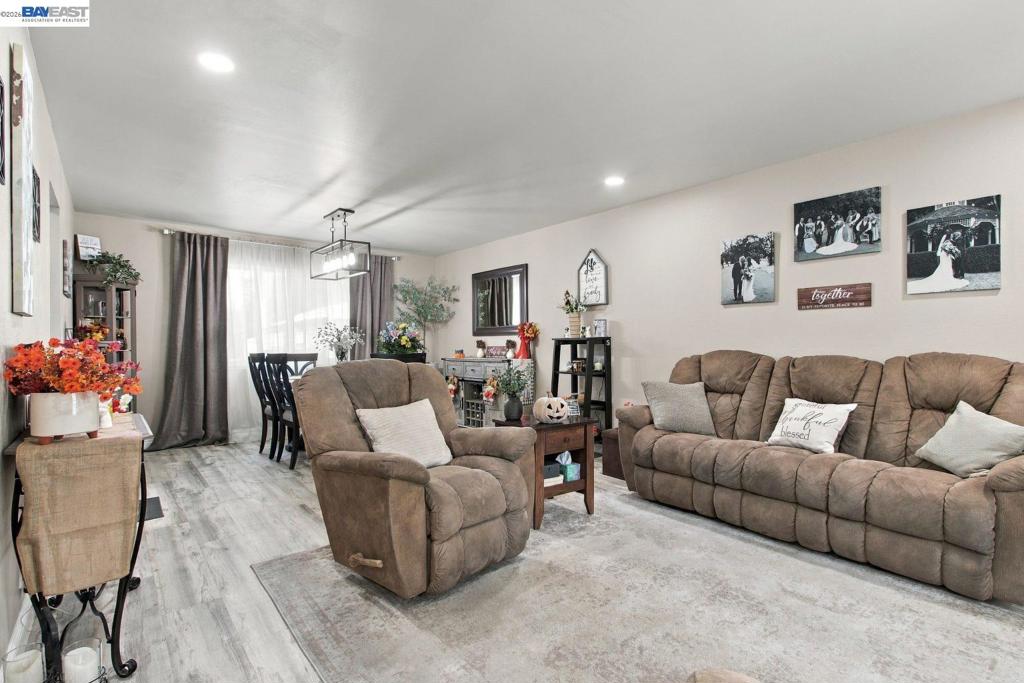 21175 Birch St Property Photo 5