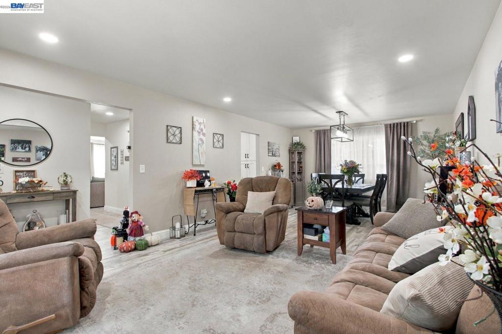 21175 Birch St Property Photo 6