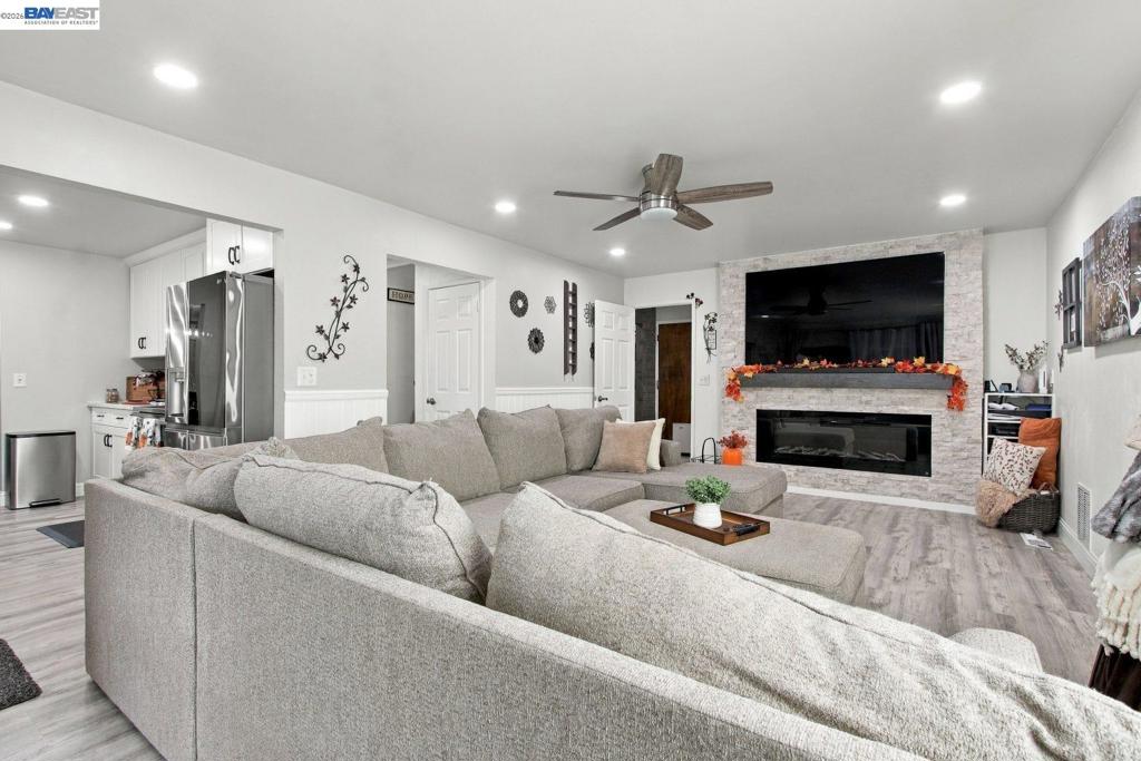 21175 Birch St Property Photo 15