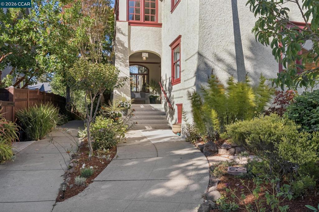 540 Boulevard Way Property Photo 2