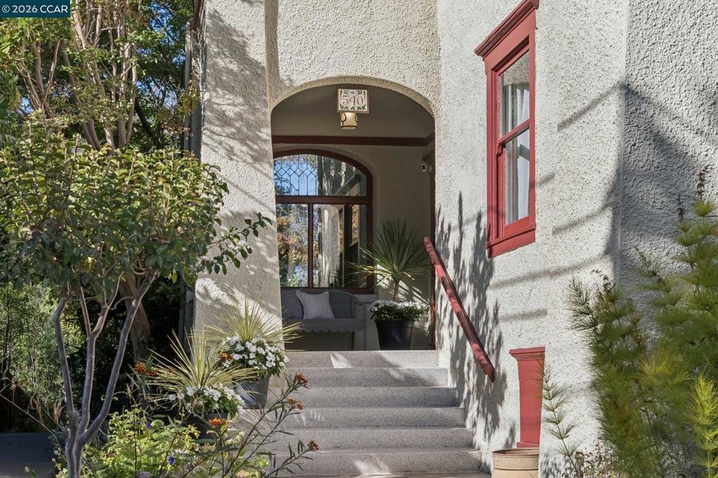 540 Boulevard Way Property Photo 3