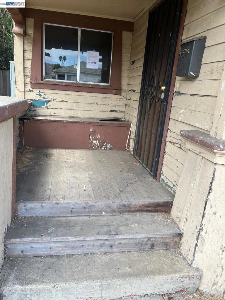 6225 Tevis St Property Photo 2