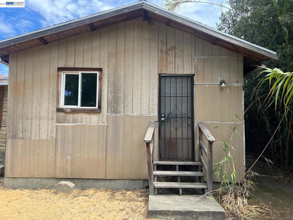 6225 Tevis St Property Photo 3