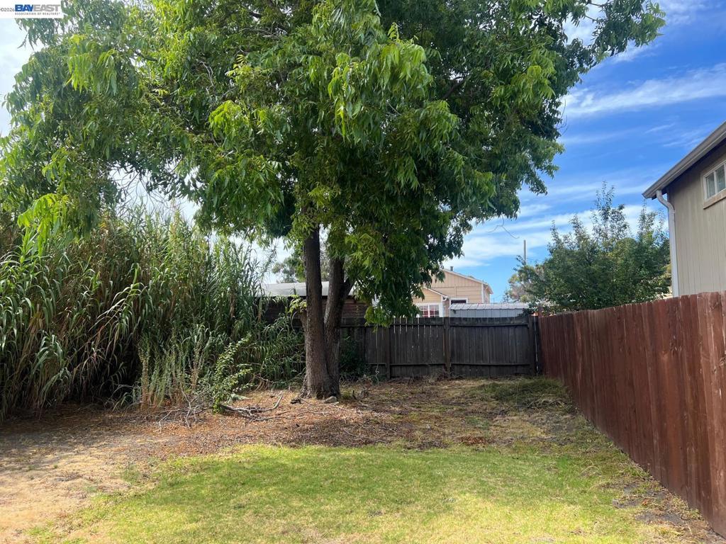 6225 Tevis St Property Photo 4