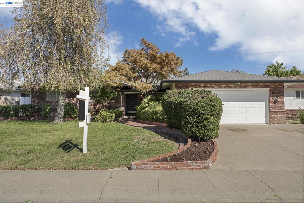 1075 Lake Glen Way Property Photo 3