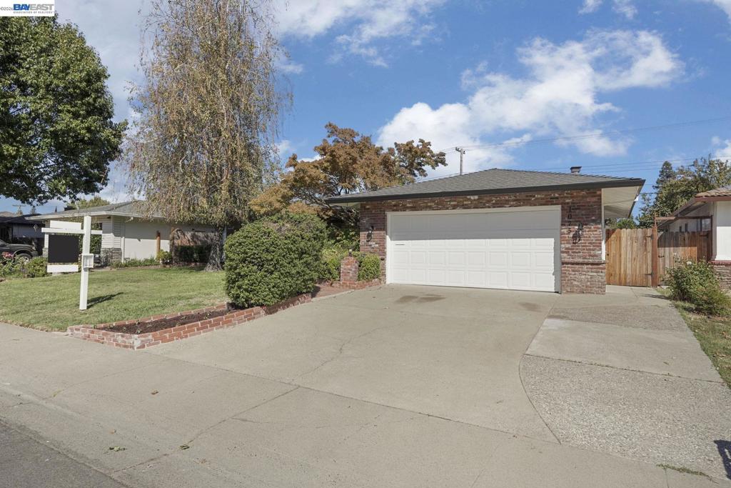 1075 Lake Glen Way Property Photo 4
