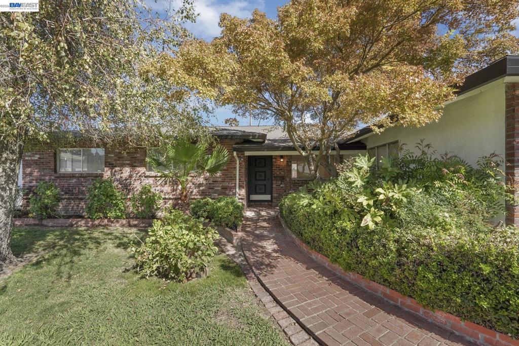1075 Lake Glen Way Property Photo 7