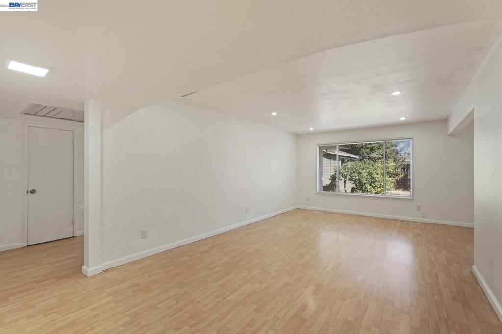 1075 Lake Glen Way Property Photo 16