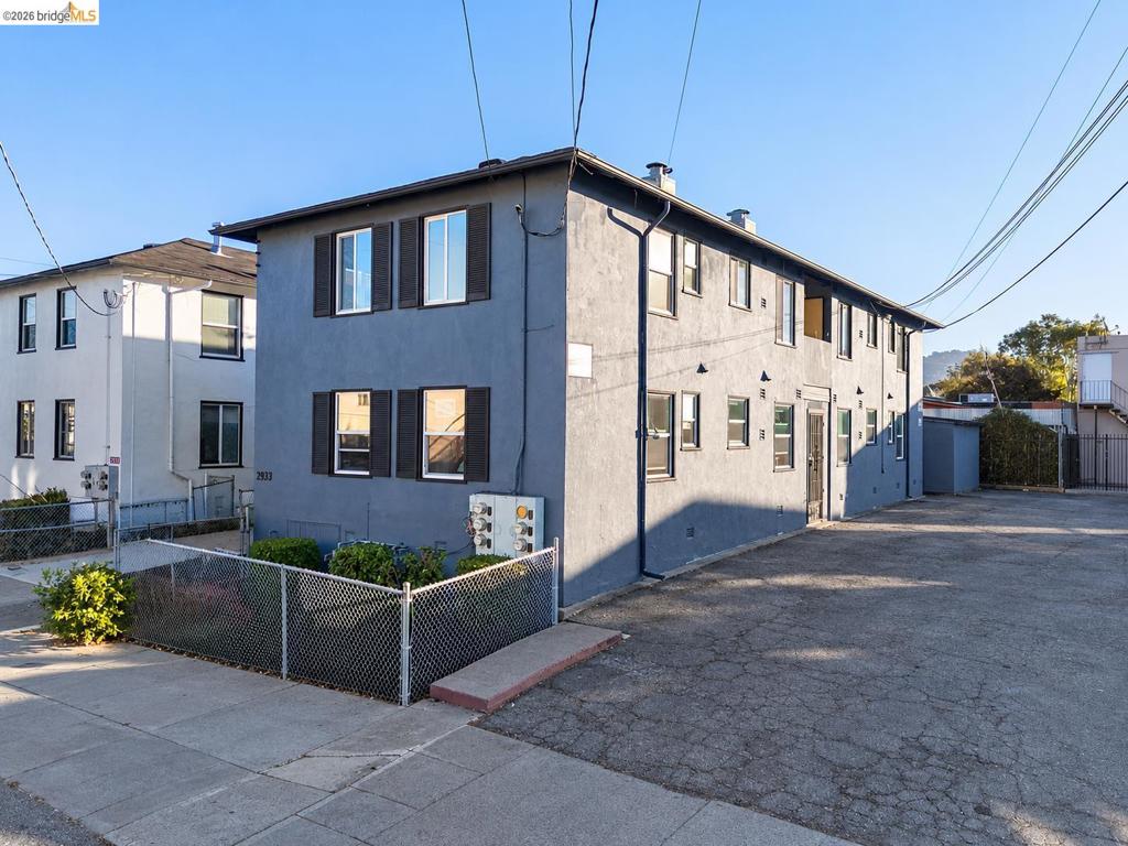 2933 Stanton St Property Photo 2