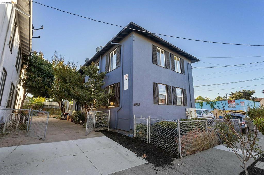 2933 Stanton St Property Photo 4