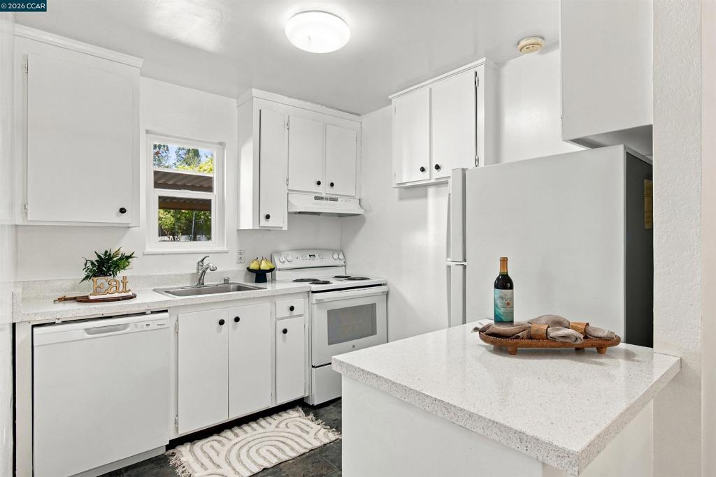 375 Camelback Rd 4 Property Photo 10