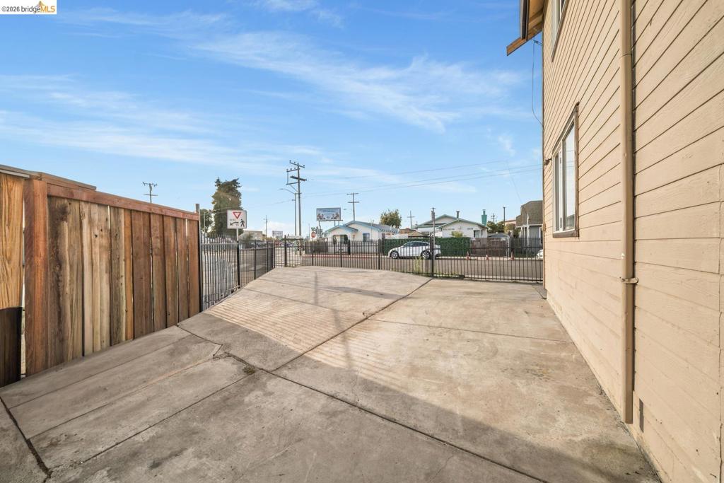 2562 E 60th Ave Property Photo 12