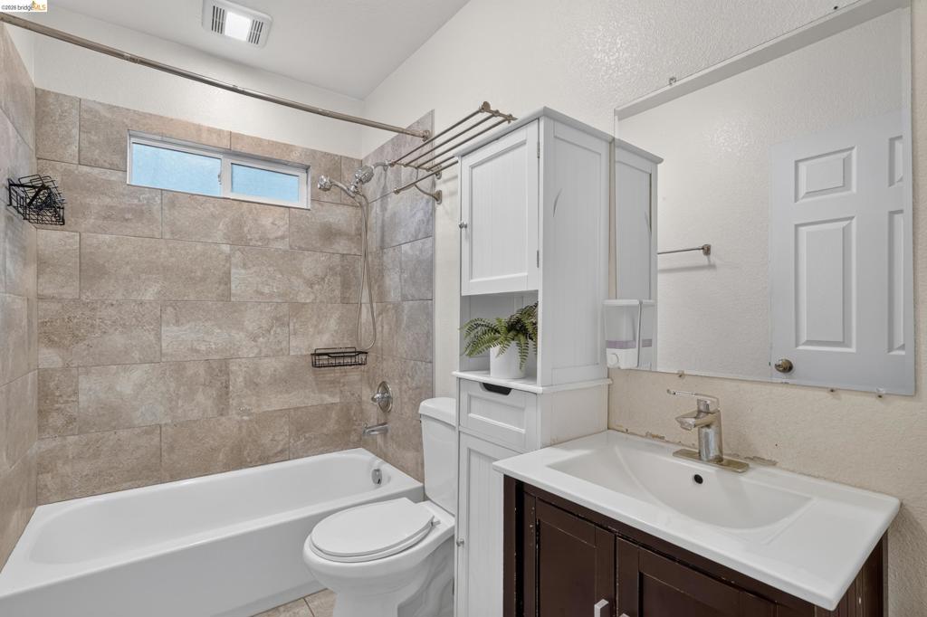 1366 Redwood St Property Photo 8