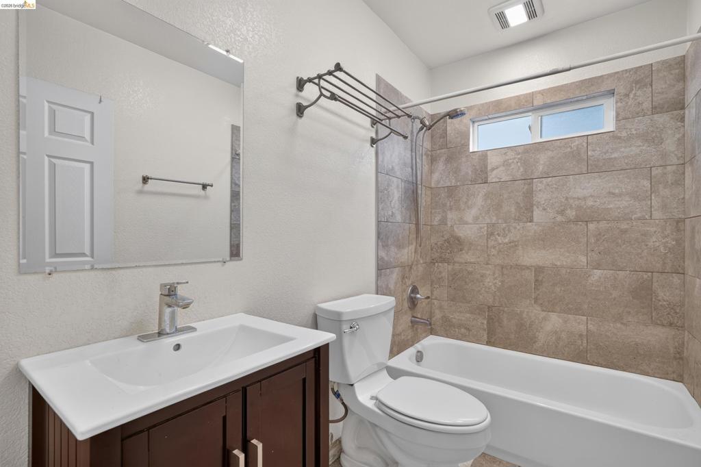 1366 Redwood St Property Photo 18