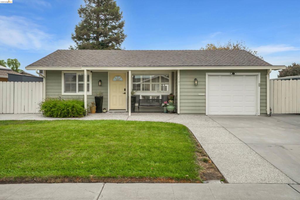 1131 Hollyhock St Property Photo 1