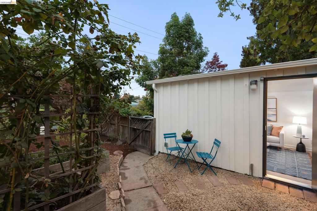 1616 Wellington St Property Photo 27